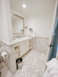 The Ultimate Guide to Charleston, South Carolina - Do as Dreamers Do | The historic, charming town of Charleston is known for its unique architecture, incredible food, rich history, and beauty. #charleston #charlestonsc #charlestonrestaurants #travel guides Charleston South Carolina | Charleston SC | Charleston Travel Guide | Guide to Charleston | Charleston Restaurants | Things to do in Charleston | Where to Stay in Charleston | a weekend in Charleston | south carolina travel | southeast travel 