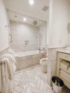 The Ultimate Guide to Charleston, South Carolina - Do as Dreamers Do | The historic, charming town of Charleston is known for its unique architecture, incredible food, rich history, and beauty. #charleston #charlestonsc #charlestonrestaurants #travel guides Charleston South Carolina | Charleston SC | Charleston Travel Guide | Guide to Charleston | Charleston Restaurants | Things to do in Charleston | Where to Stay in Charleston | a weekend in Charleston | south carolina travel | southeast travel 