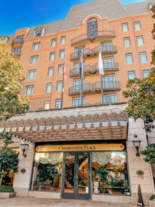 The Ultimate Guide to Charleston, South Carolina - Do as Dreamers Do | The historic, charming town of Charleston is known for its unique architecture, incredible food, rich history, and beauty. #charleston #charlestonsc #charlestonrestaurants #travel guides Charleston South Carolina | Charleston SC | Charleston Travel Guide | Guide to Charleston | Charleston Restaurants | Things to do in Charleston | Where to Stay in Charleston | a weekend in Charleston | south carolina travel | southeast travel 