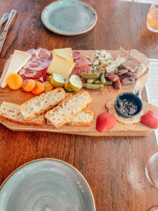 The Ultimate Guide to Charleston, South Carolina - Do as Dreamers Do | The historic, charming town of Charleston is known for its unique architecture, incredible food, rich history, and beauty. #charleston #charlestonsc #charlestonrestaurants #travel guides Charleston South Carolina | Charleston SC | Charleston Travel Guide | Guide to Charleston | Charleston Restaurants | Things to do in Charleston | Where to Stay in Charleston | a weekend in Charleston | south carolina travel | southeast travel 