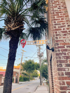 The Ultimate Guide to Charleston, South Carolina - Do as Dreamers Do | The historic, charming town of Charleston is known for its unique architecture, incredible food, rich history, and beauty. #charleston #charlestonsc #charlestonrestaurants #travel guides Charleston South Carolina | Charleston SC | Charleston Travel Guide | Guide to Charleston | Charleston Restaurants | Things to do in Charleston | Where to Stay in Charleston | a weekend in Charleston | south carolina travel | southeast travel 