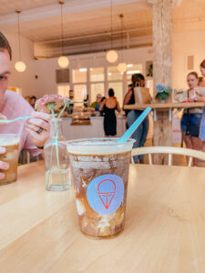 The Ultimate Guide to Charleston, South Carolina - Do as Dreamers Do | The historic, charming town of Charleston is known for its unique architecture, incredible food, rich history, and beauty. #charleston #charlestonsc #charlestonrestaurants #travel guides Charleston South Carolina | Charleston SC | Charleston Travel Guide | Guide to Charleston | Charleston Restaurants | Things to do in Charleston | Where to Stay in Charleston | a weekend in Charleston | south carolina travel | southeast travel 