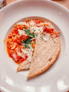 The Ultimate Guide to Charleston, South Carolina - Do as Dreamers Do | The historic, charming town of Charleston is known for its unique architecture, incredible food, rich history, and beauty. #charleston #charlestonsc #charlestonrestaurants #travel guides Charleston South Carolina | Charleston SC | Charleston Travel Guide | Guide to Charleston | Charleston Restaurants | Things to do in Charleston | Where to Stay in Charleston | a weekend in Charleston | south carolina travel | southeast travel 