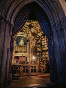 Best Tips for Visiting the Wizarding World of Harry Potter in Orlando Florida for the first time! Everything you need to know including what ticket to buy, what rides to prioritize, and what butterbeer to try! Universal Studios Orlando | Islands of Adventure | Harry Potter Land | Harry Potter World | Hagrid’s Magical Creatures Motorbike Adventure | Hogsmeade | Diagon Alley | Butterbeer ice cream | Harry Potter and the Forbidden Journey | Hogwarts Express | First time guide | first time tips |