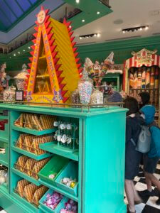 Best Tips for Visiting the Wizarding World of Harry Potter in Orlando Florida for the first time! Everything you need to know including what ticket to buy, what rides to prioritize, and what butterbeer to try! Universal Studios Orlando | Islands of Adventure | Harry Potter Land | Harry Potter World | Hagrid’s Magical Creatures Motorbike Adventure | Hogsmeade | Diagon Alley | Butterbeer ice cream | Harry Potter and the Forbidden Journey | Hogwarts Express | First time guide | first time tips |