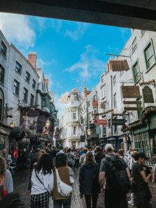 Best Tips for Visiting the Wizarding World of Harry Potter in Orlando Florida for the first time! Everything you need to know including what ticket to buy, what rides to prioritize, and what butterbeer to try! Universal Studios Orlando | Islands of Adventure | Harry Potter Land | Harry Potter World | Hagrid’s Magical Creatures Motorbike Adventure | Hogsmeade | Diagon Alley | Butterbeer ice cream | Harry Potter and the Forbidden Journey | Hogwarts Express | First time guide | first time tips |