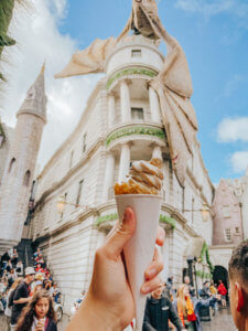 Best Tips for Visiting the Wizarding World of Harry Potter in Orlando Florida for the first time! Everything you need to know including what ticket to buy, what rides to prioritize, and what butterbeer to try! Universal Studios Orlando | Islands of Adventure | Harry Potter Land | Harry Potter World | Hagrid’s Magical Creatures Motorbike Adventure | Hogsmeade | Diagon Alley | Butterbeer ice cream | Harry Potter and the Forbidden Journey | Hogwarts Express | First time guide | first time tips |