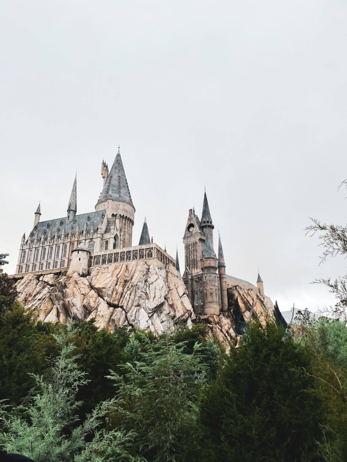 Best Tips for Visiting the Wizarding World of Harry Potter in Orlando Florida for the first time! Everything you need to know including what ticket to buy, what rides to prioritize, and what butterbeer to try! Universal Studios Orlando | Islands of Adventure | Harry Potter Land | Harry Potter World | Hagrid’s Magical Creatures Motorbike Adventure | Hogsmeade | Diagon Alley | Butterbeer ice cream | Harry Potter and the Forbidden Journey | Hogwarts Express | First time guide | first time tips |