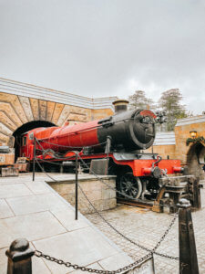 Best Tips for Visiting the Wizarding World of Harry Potter in Orlando Florida for the first time! Everything you need to know including what ticket to buy, what rides to prioritize, and what butterbeer to try! Universal Studios Orlando | Islands of Adventure | Harry Potter Land | Harry Potter World | Hagrid’s Magical Creatures Motorbike Adventure | Hogsmeade | Diagon Alley | Butterbeer ice cream | Harry Potter and the Forbidden Journey | Hogwarts Express | First time guide | first time tips |